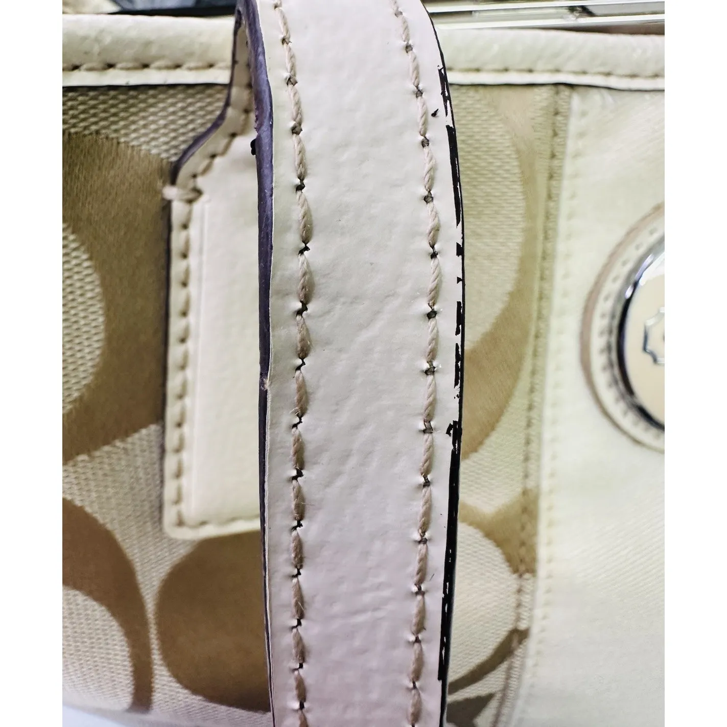 Coach Beige Signature Canvas and Patent Leather Kisslock Framed Carryall Tote - Image 6