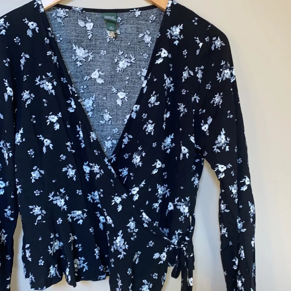 Wild fable black white floral wrap crop top - Image 4