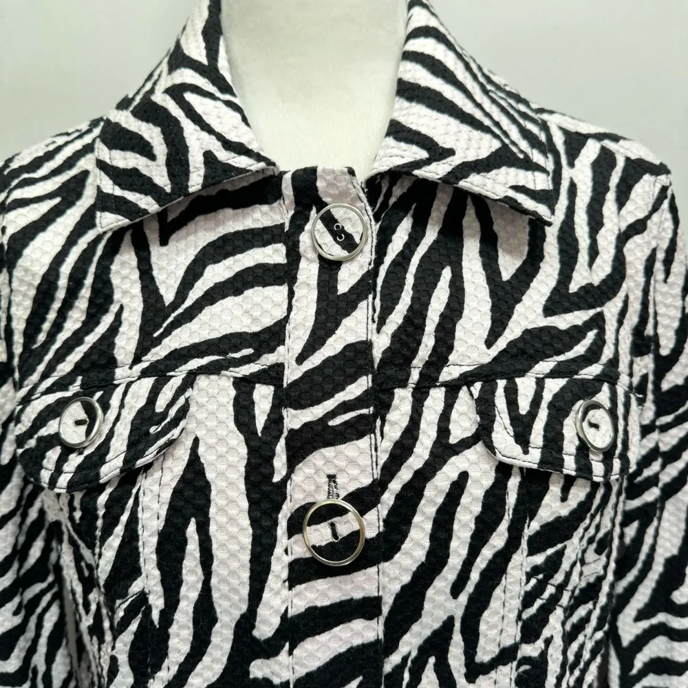 Chico’s Black & White Zebra Striped Waffle Textured Button Front Jacket Size 1 - Image 4