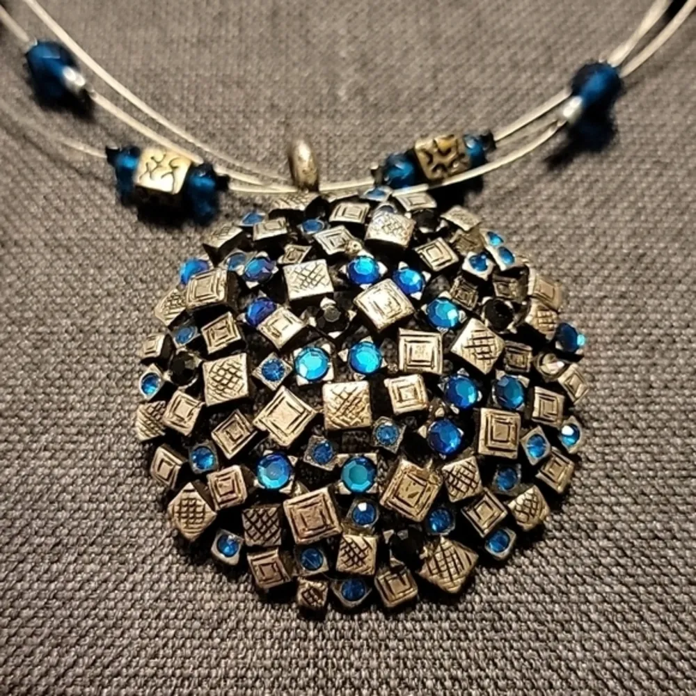 Deep blue wired layered statement pendent necklace - Image 2