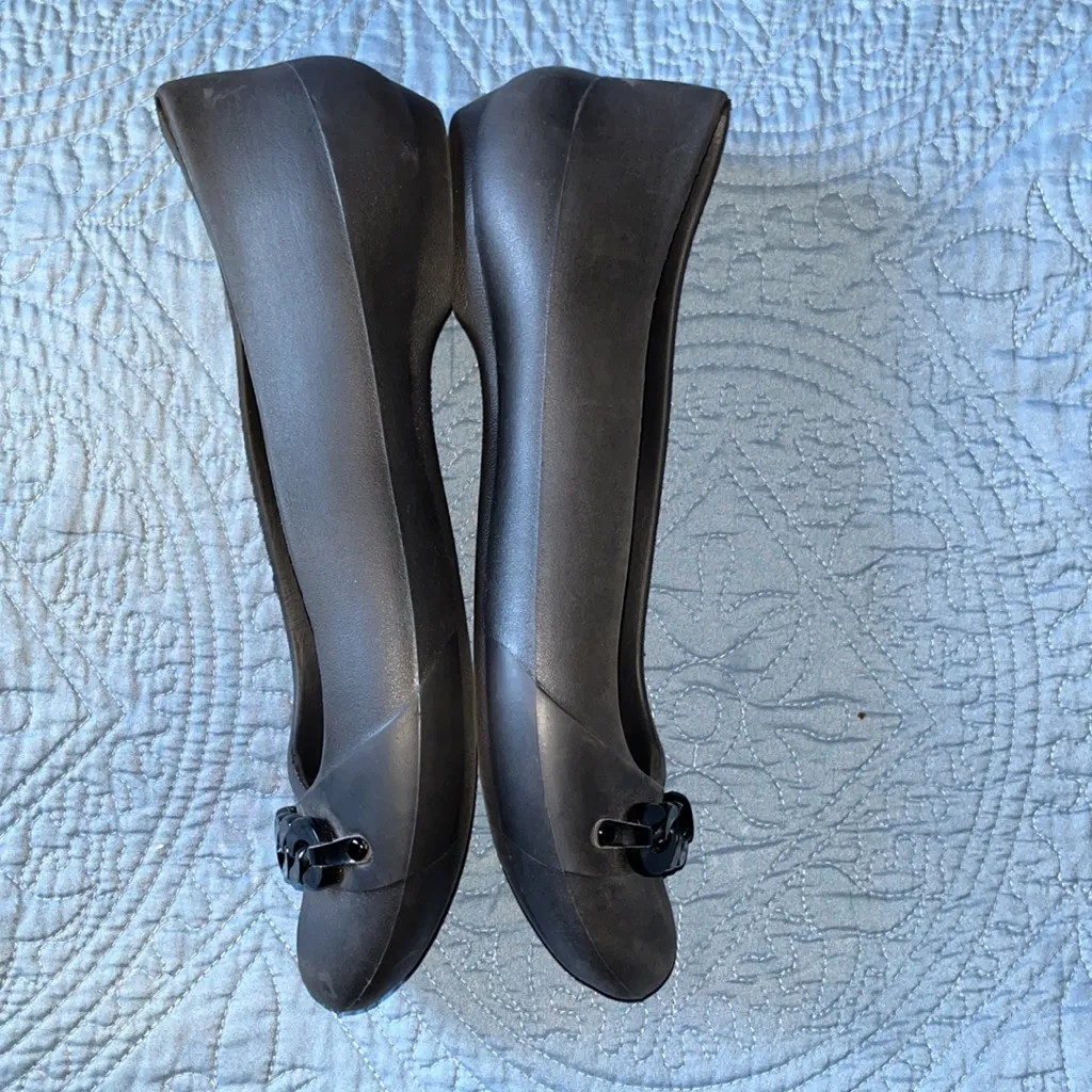 Crocs black shoes with chain detail‎ on tip. Size 10 - Image 9