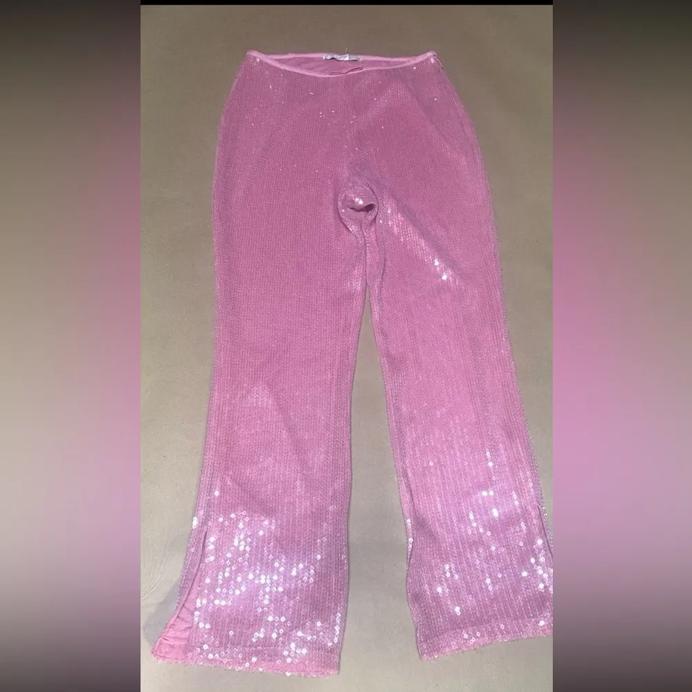 Kimchi Blue Lily Sequin Flare cropped pant. Size 6 - Image 5