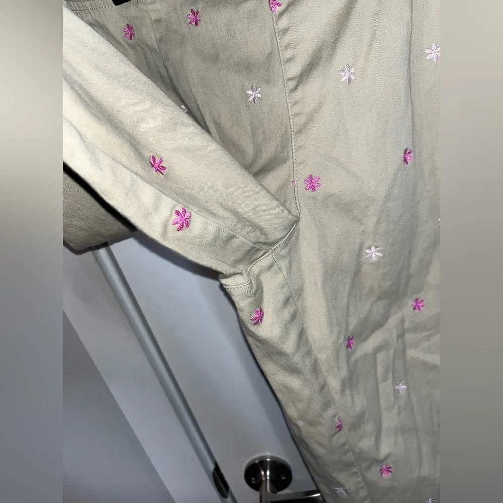 White Stag Khaki Crop Below-The-Knee Embroidery Y2K Pink Flower CapriPants Size8 - Image 9