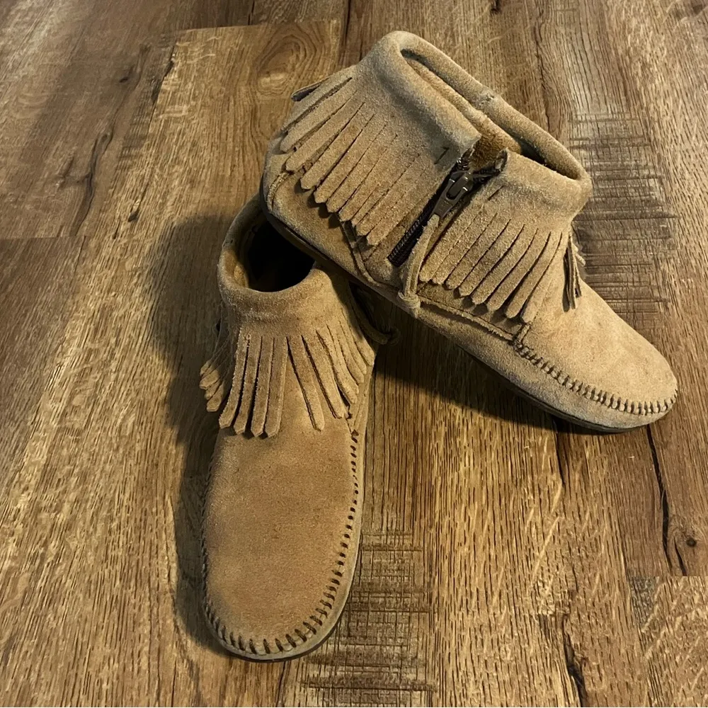 MINNETONKA CONCHO FEATHER SIDE ZIP BOOT - Camel - Size 7 - Image 3