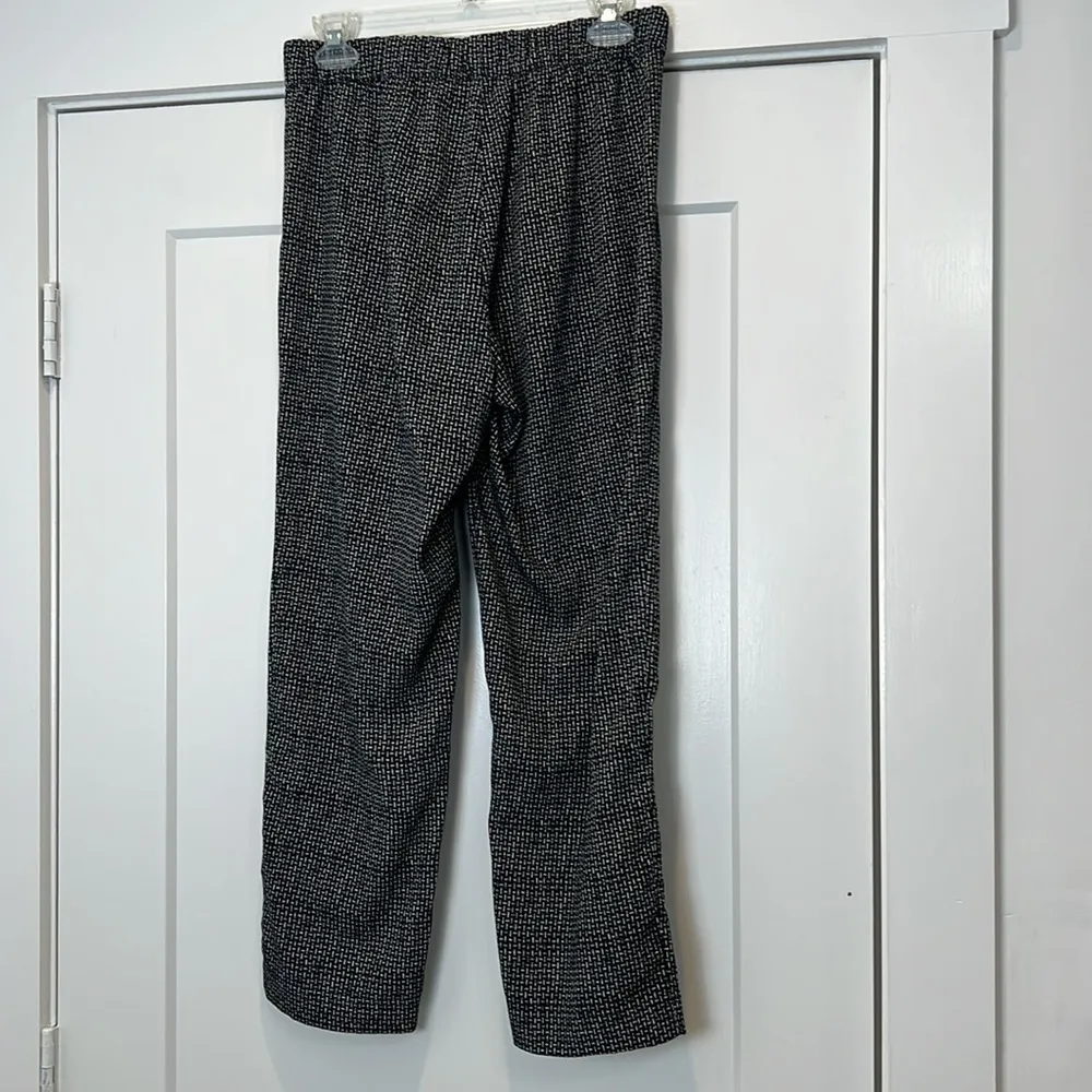 H&M Black and White lightweight cropped pants size 8. In perfect condition! - Image 5