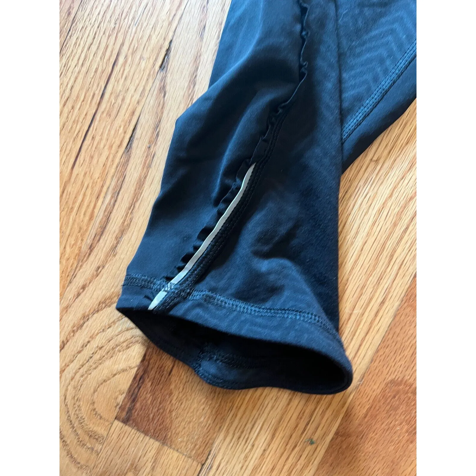 Lululemon Run: Fast  Free Crop Mini Squiggle Emboss Black / Split Pea Size 6 - Image 5