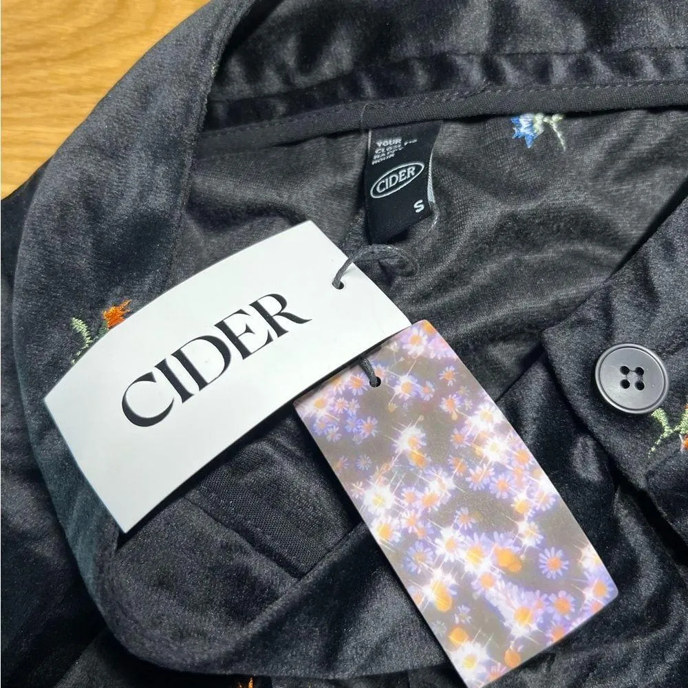 Black Plush Velvet Floral‎ Embroidered Pleated Front High Rise Wide Leg Pants - Image 12