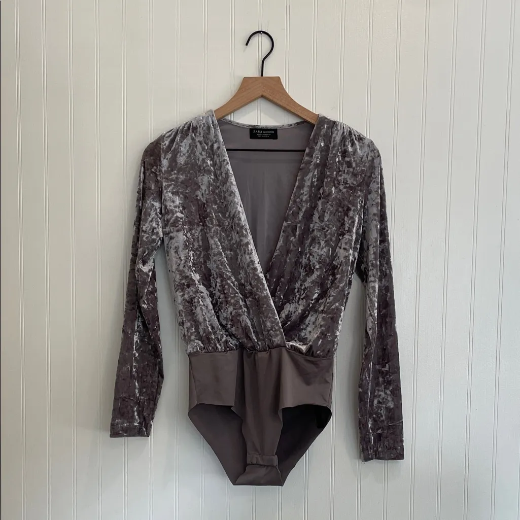 ZARA Crushed Velvet Deep V-Neck Crossover Wrap Front Bodysuit in Gray Size S - Image 4
