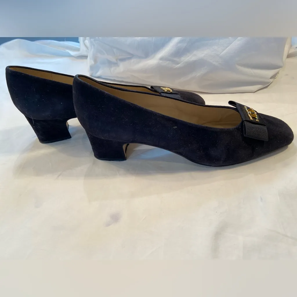 Etienne Aigner vintage blue suede pumps Fiesta, gold‎ logo accent bow, size 10 - Image 4