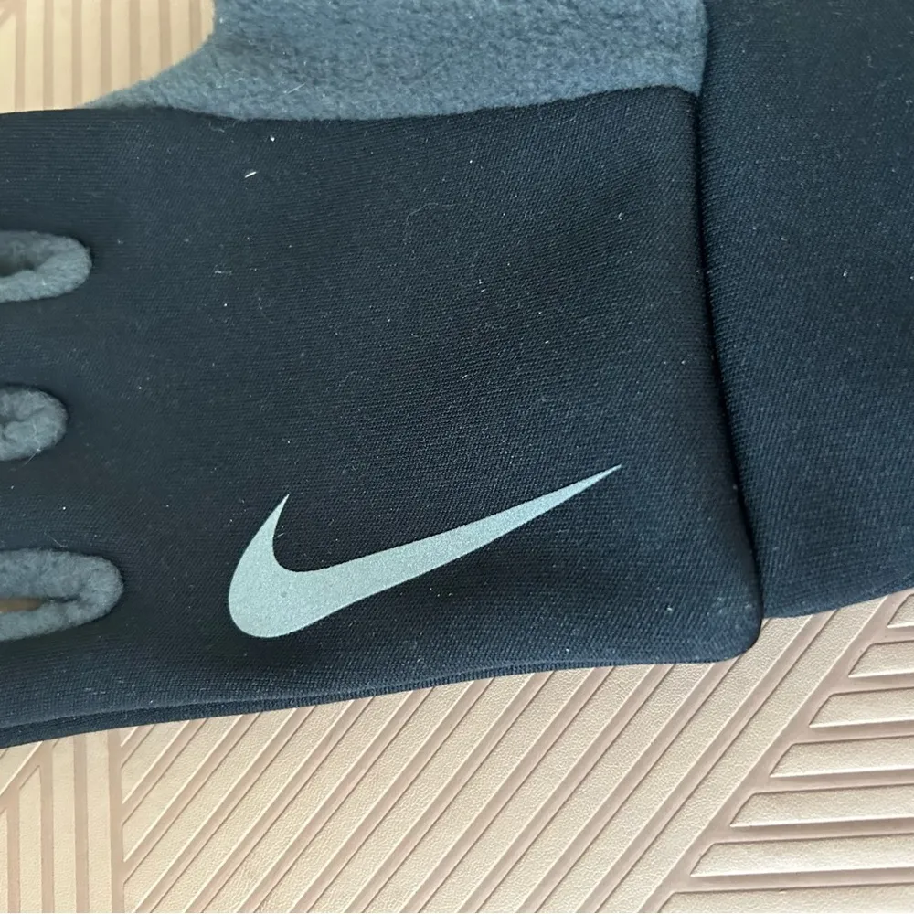 Nike Glove Black and Gray Therma Left Hand single - Image 2