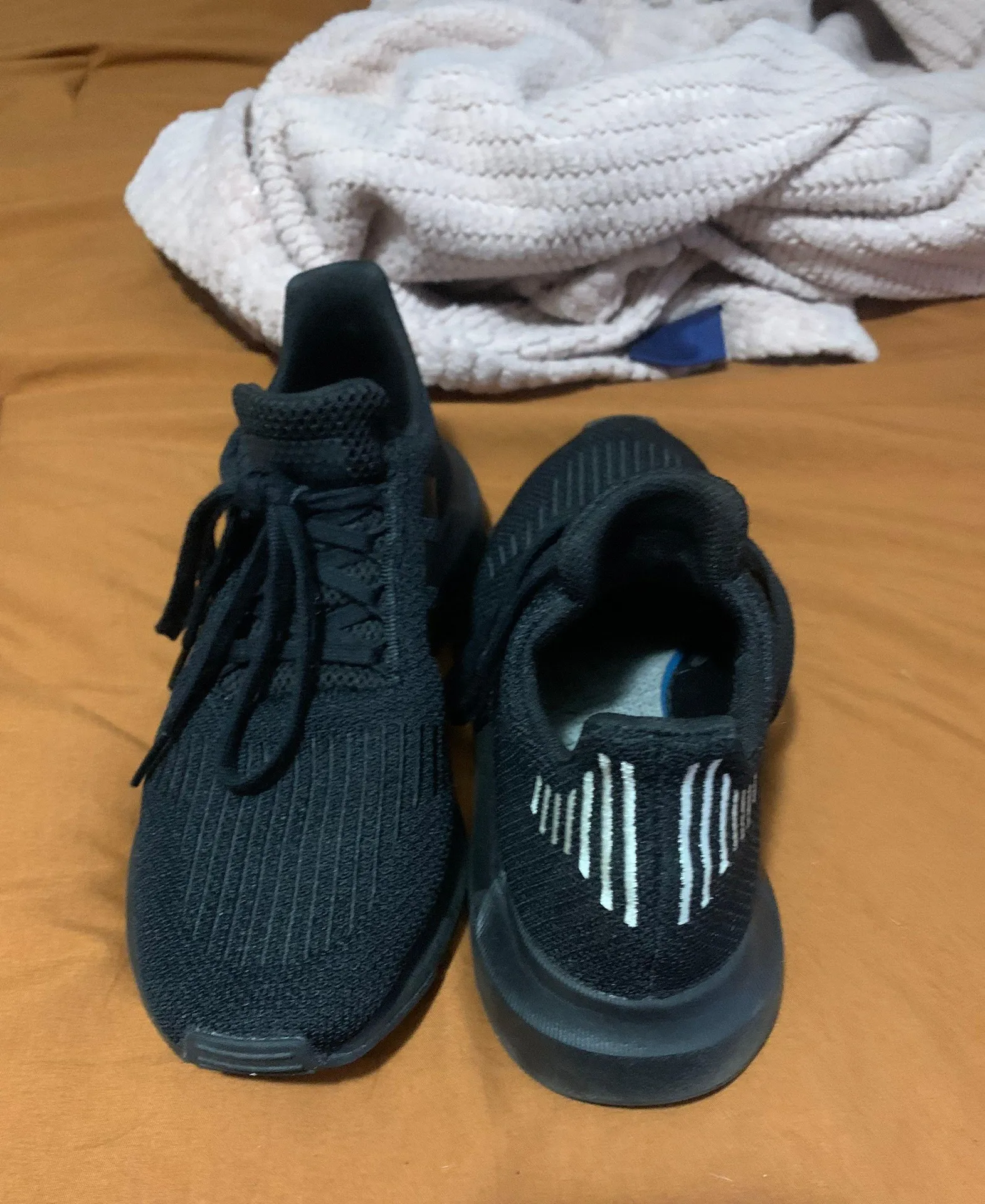 Adidas Tennis Shoes - Image 4