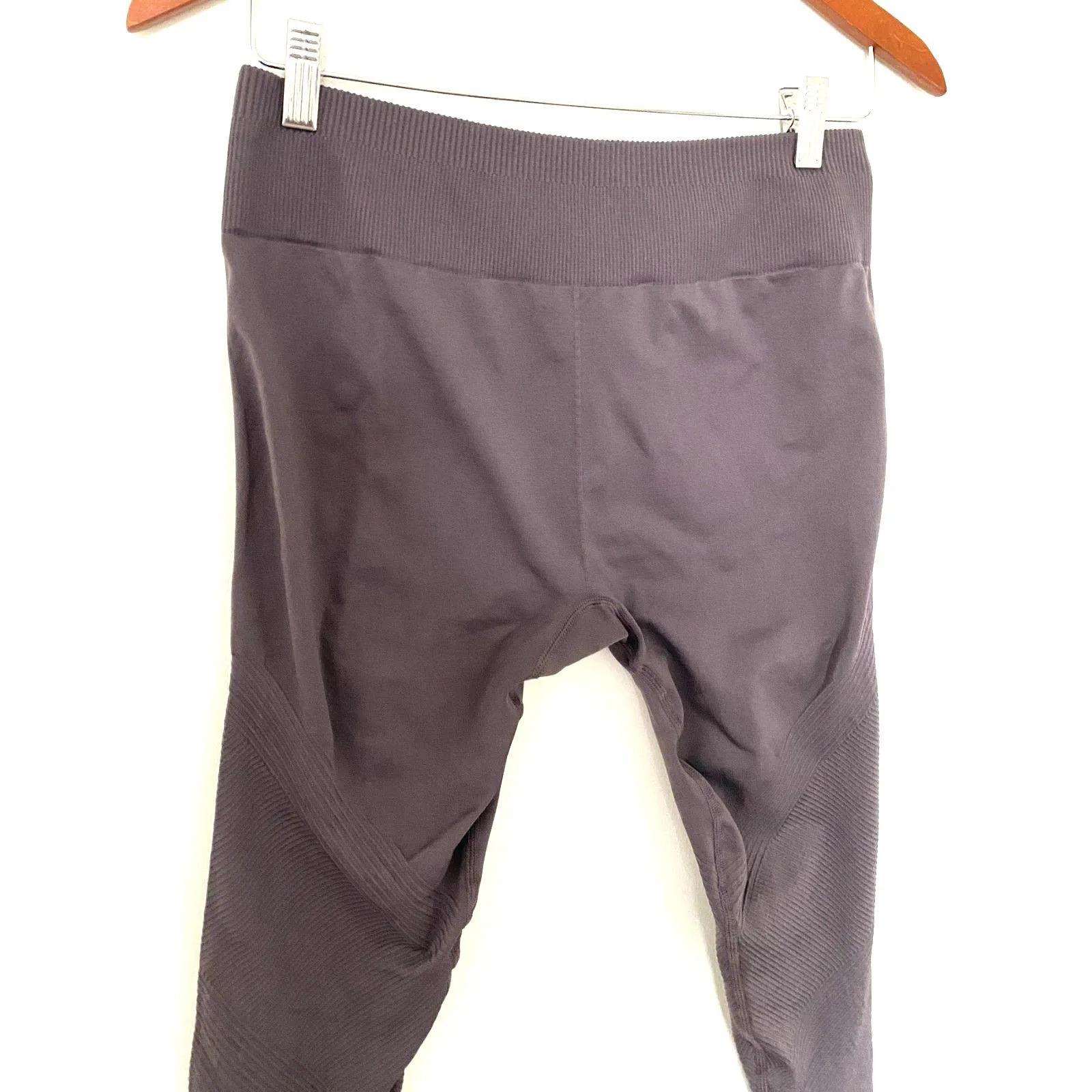 Fabletics Shadow Mid Rise Seamless Rib 7/8 Leggings Compression Sculpt Yoga Sz M - Image 9