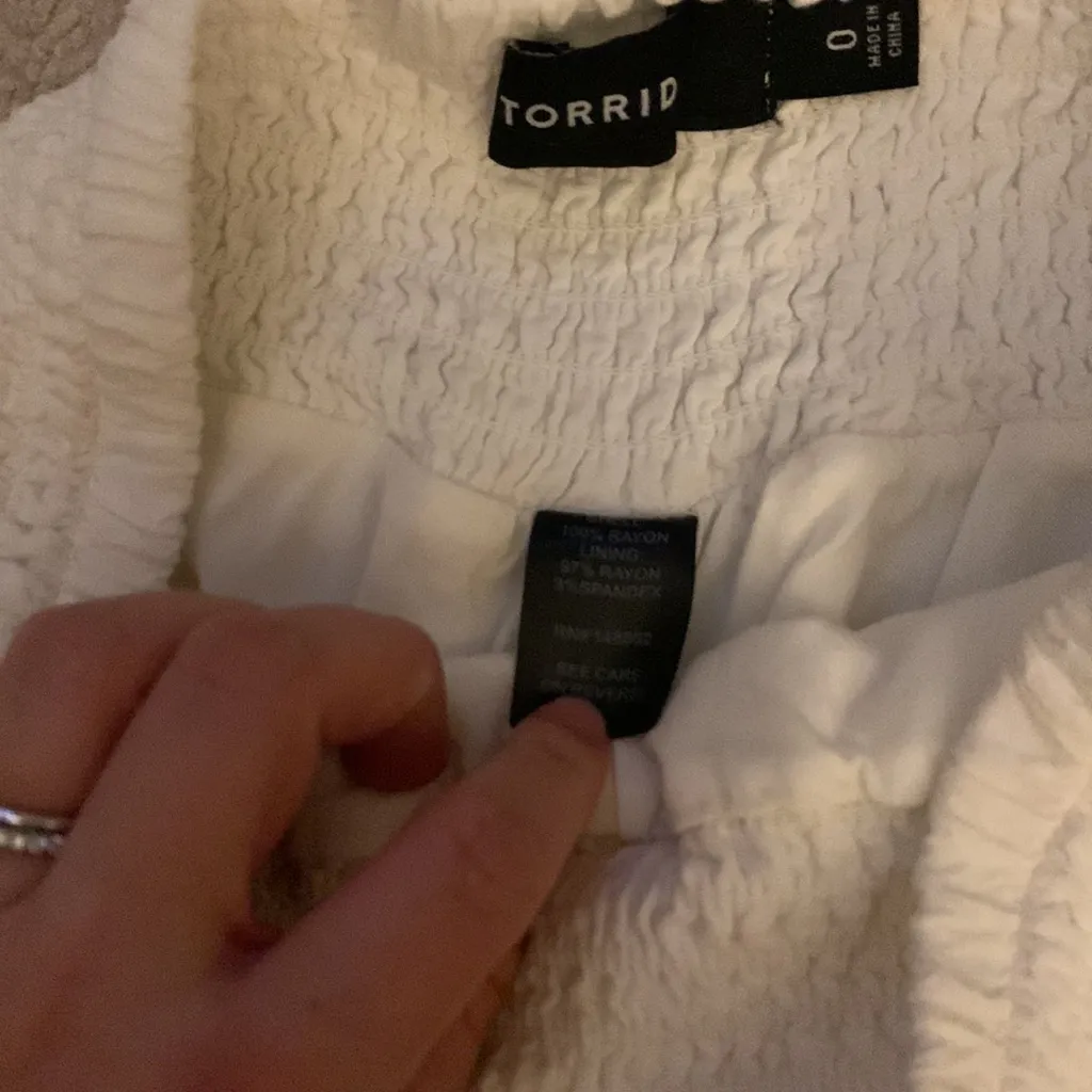 Torrid‎ White Floral Mesh Embroidered Shorts Size 0X - Image 6