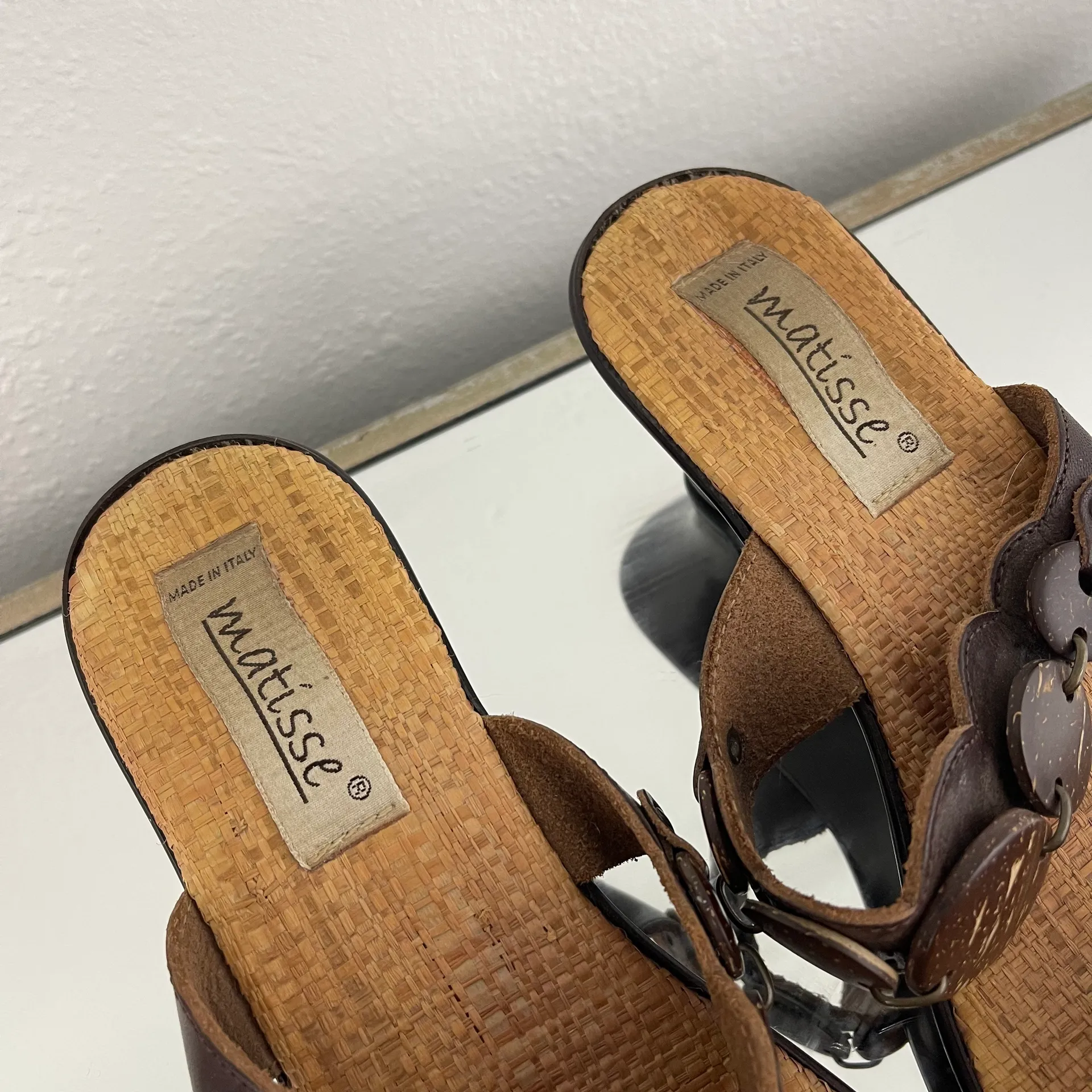 MATISSE Y2K Brown Tan Leather Wooden Circle Bead Dual Strap Kitten Heel Sandals - Image 10