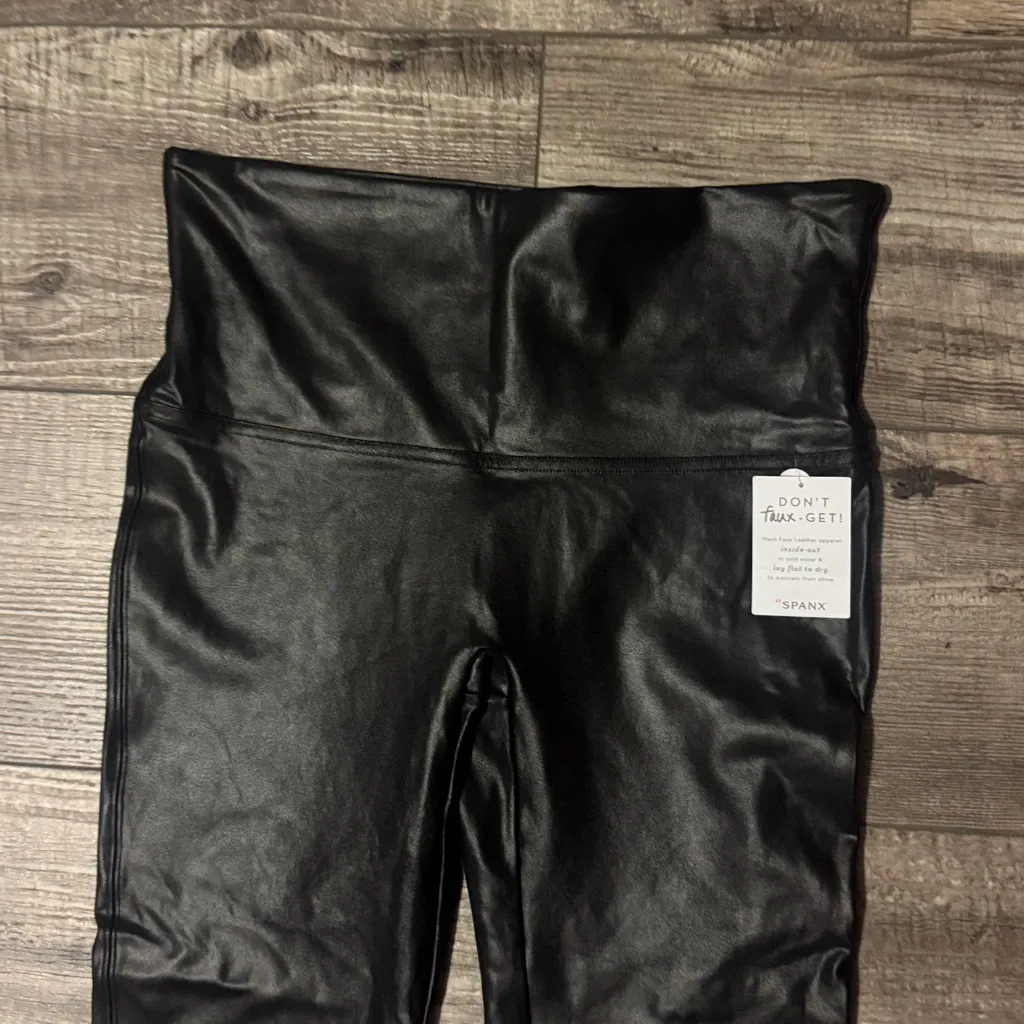 SPANX Shiny Black High-Waisted Leggings CL PETITE - Image 2