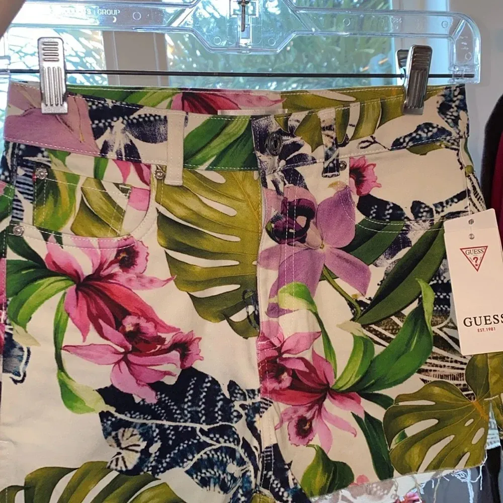 NWT Guess Claudia Shorts Island Fancy - Image 8