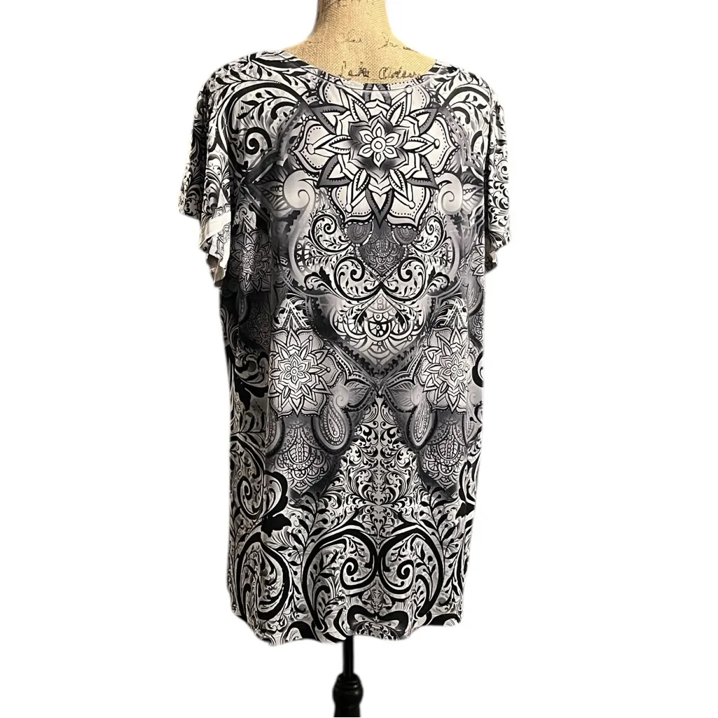 Roz & Ali Black and White V-Neck Patterned Top with Lace Detail & Stud Accents - Image 4
