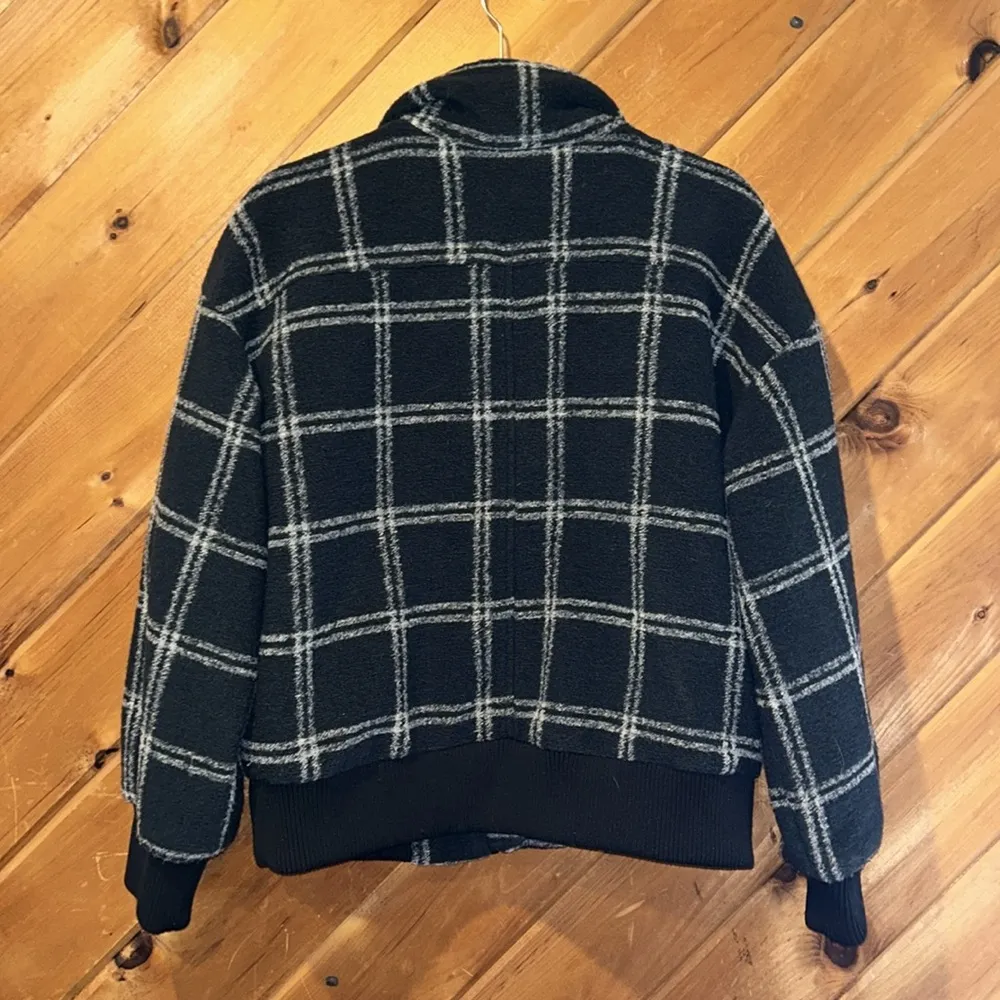 Universal Thread Women's Plaid Knit Bomber Jacket Zip Front Lined Black - Image 4