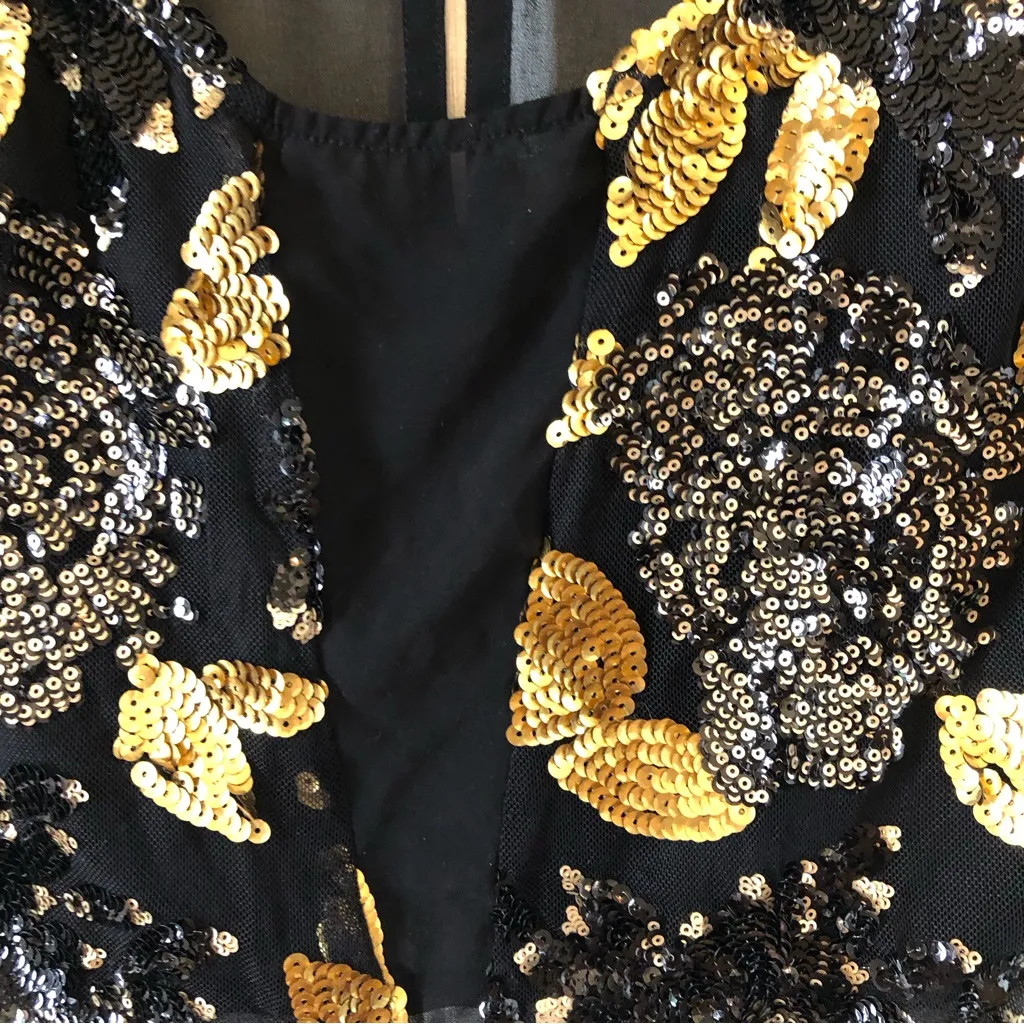 dance wear/top. Gold and black Sequined Great condition leotard top Size small - Image 4