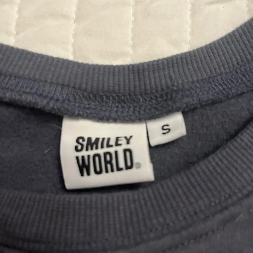 Smiley world spooky pullover NWOT Gray - Image 3