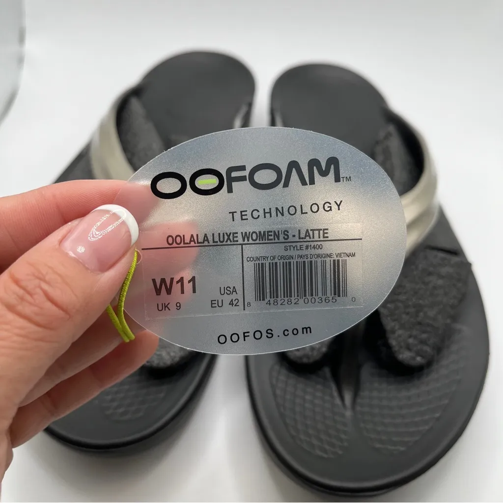 NWT OOFOS Women's OOlala Sandal Black Latte - Image 2