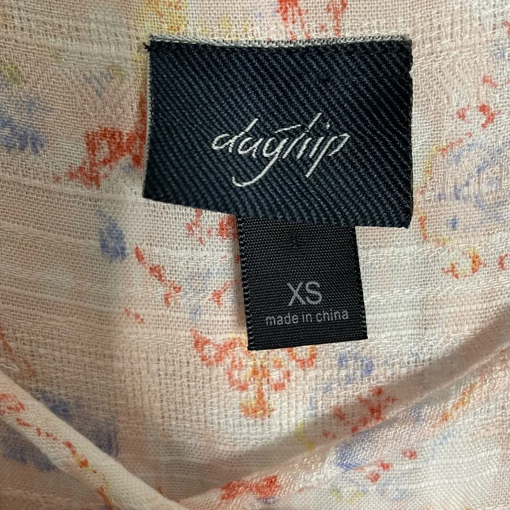 Buckle Daytrip Floral Criss Cross Neckline Blouse XS - Image 3