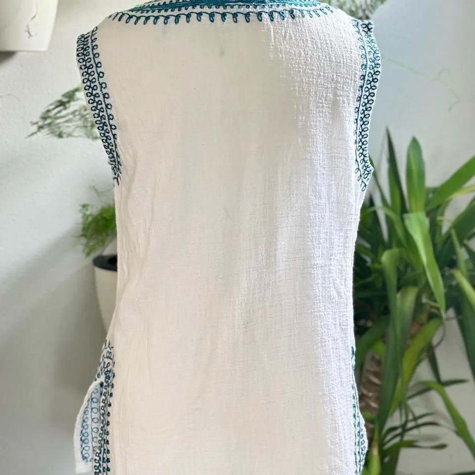 Solitaire White Cotton Embroidered Sleeveless Top - Size Small - Image 2