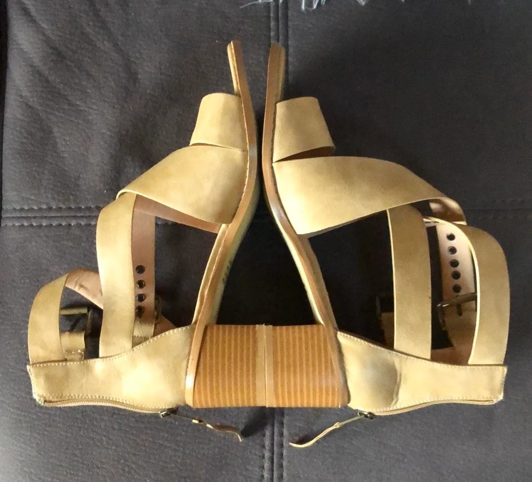 JG NWOB Tan Strappy Faux Leather Sandals Size 9 - Image 5