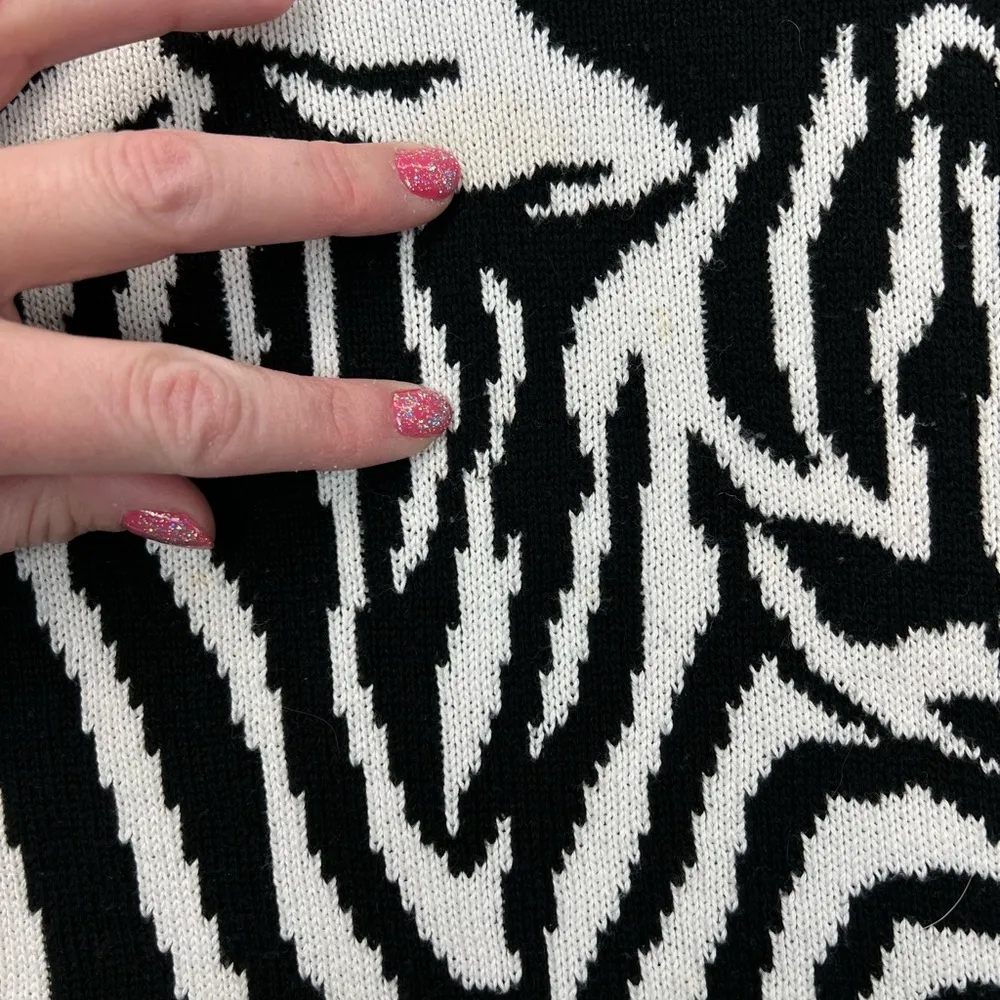 Forever 21 Zebra Crewneck Sweater L - Image 9