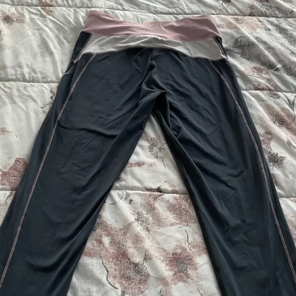Bebe Sport gray with pink & white inside pocket athletic leggings, size XS - Image 15
