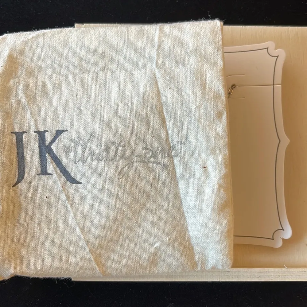 Thirty One "P" Letter Necklace New In Box - Image 2