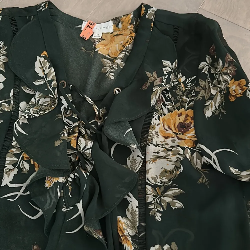 Adorable floral top size XS - Image 2