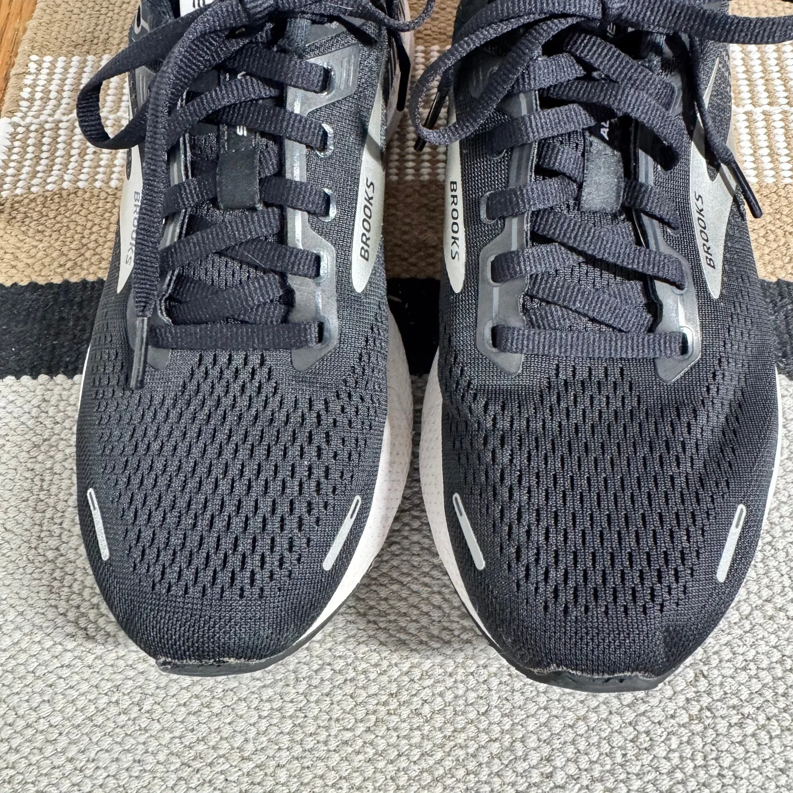 Brooks Adrenaline GTS 22 Running Sneaker Women 8.5 Black White Athleisure Walk - Image 2