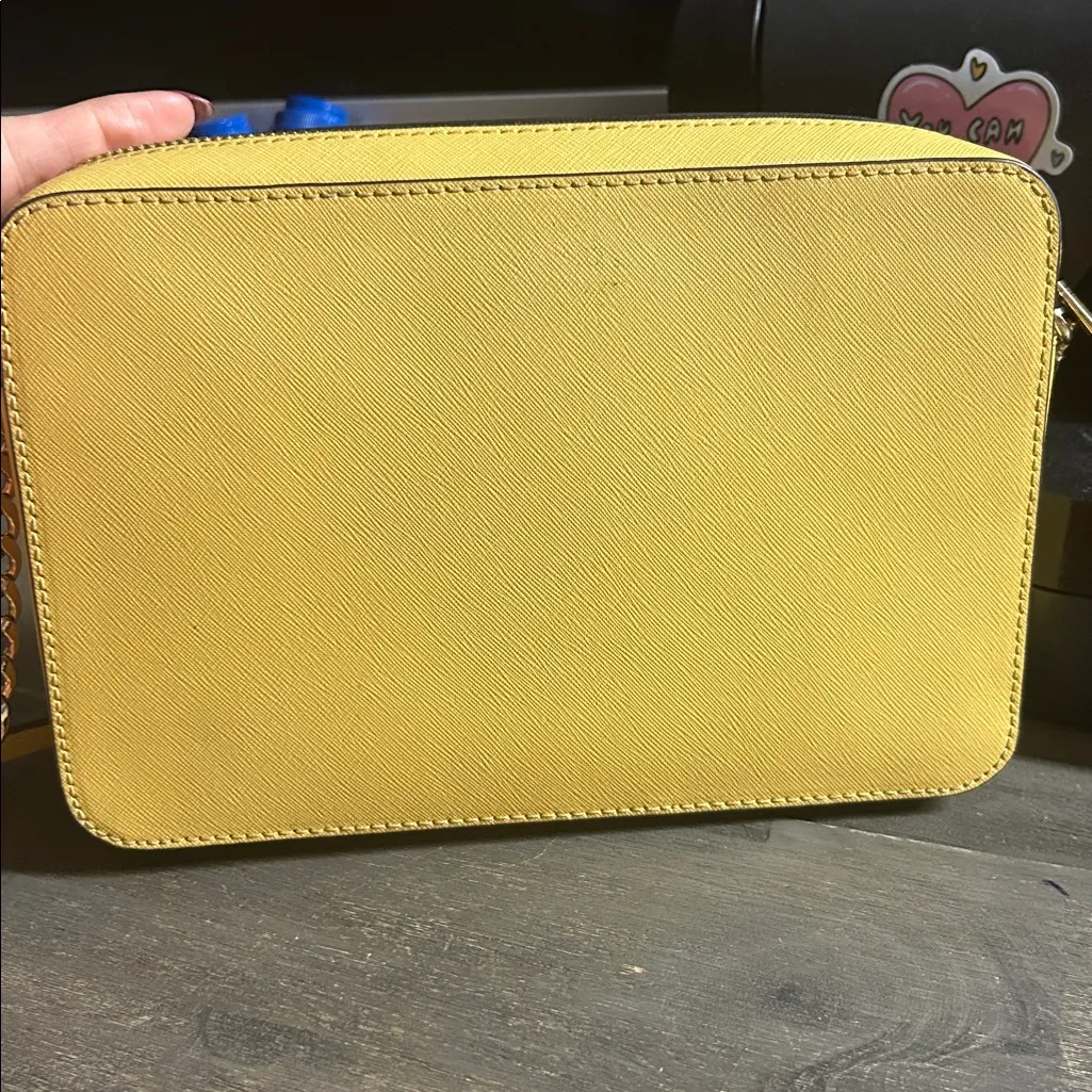 Michael Kors Jet Set large Saffiano leather crossbody bag in Sunflower - Image 4