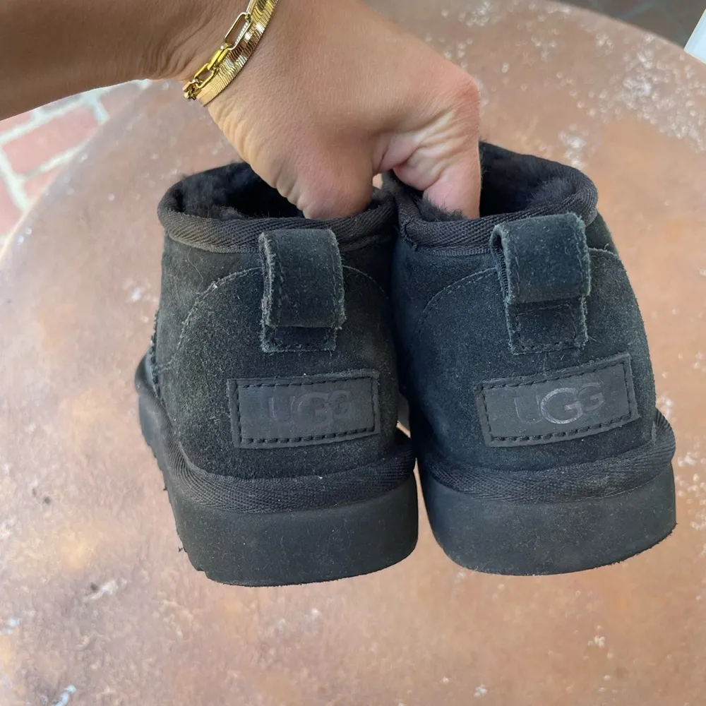 Ugg ultra mini black sz 5 women 
In great condition - Image 4