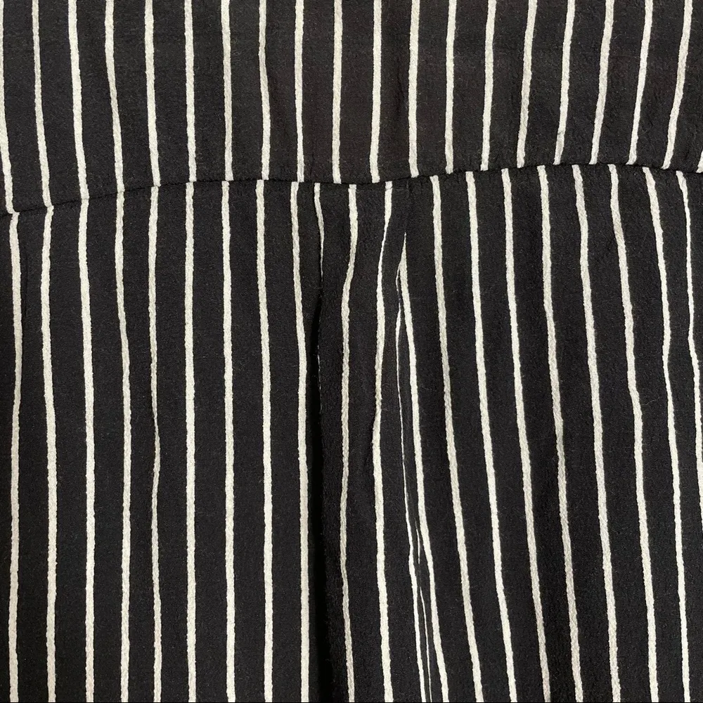 Forever 21 rayon black and white striped vneck button up business casual top - Image 7