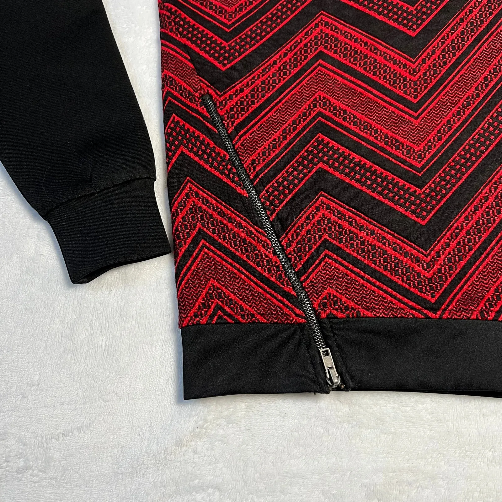 Women's Crewneck Chevron Sweatshirt Size Medium Trendy Colorful Casual Y2K Red - Image 4