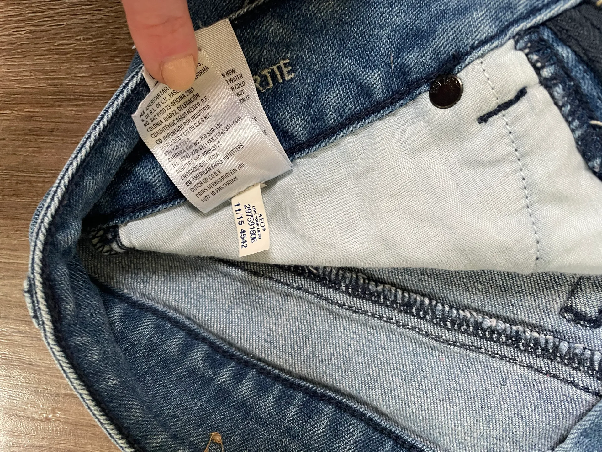 shortie jean shorts size 6 Cutoff light medium wash - Image 7