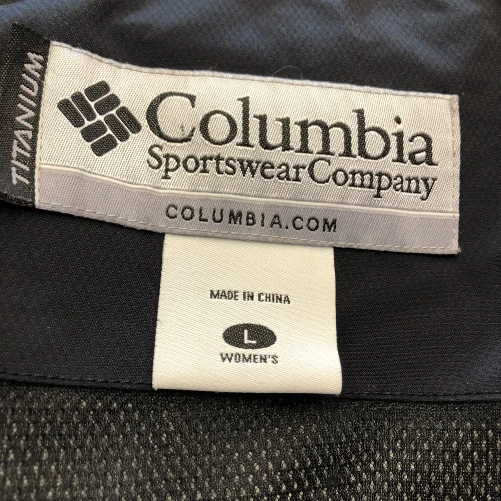 Columbia Titanium black hooded jacket size L - Image 4
