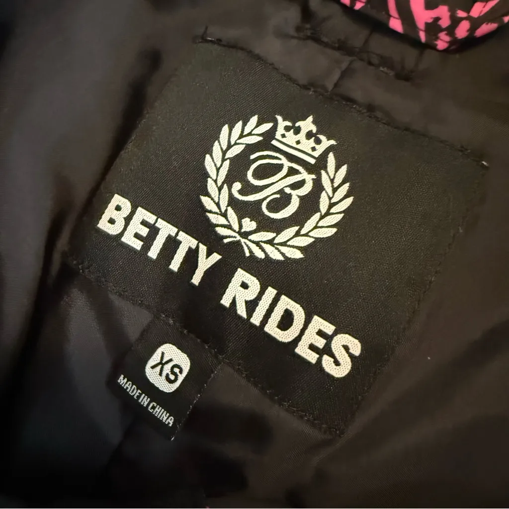 Betty rides Pink and Black snowboarding, ski Pants size extra small women’s - Image 6