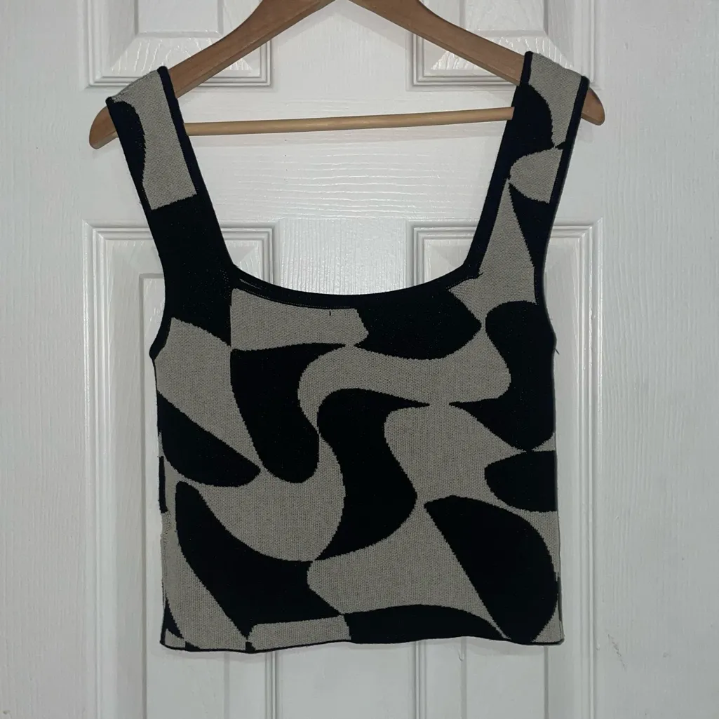 Karisma Rumba Knit Black‎ And Taupe Cropped Tank Size S/M - Image 3