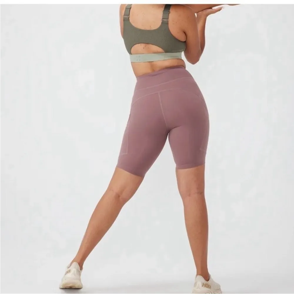 New outdoor voices zoom 8” shorts in deep taupe - Image 4