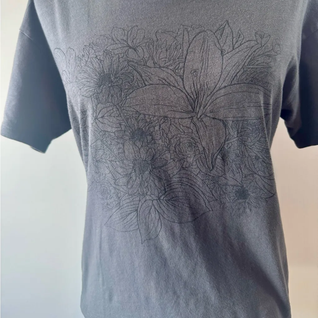 American Eagle Outfitters Floral Graphic Gray Crew Neck Tee Size XS - Image 3