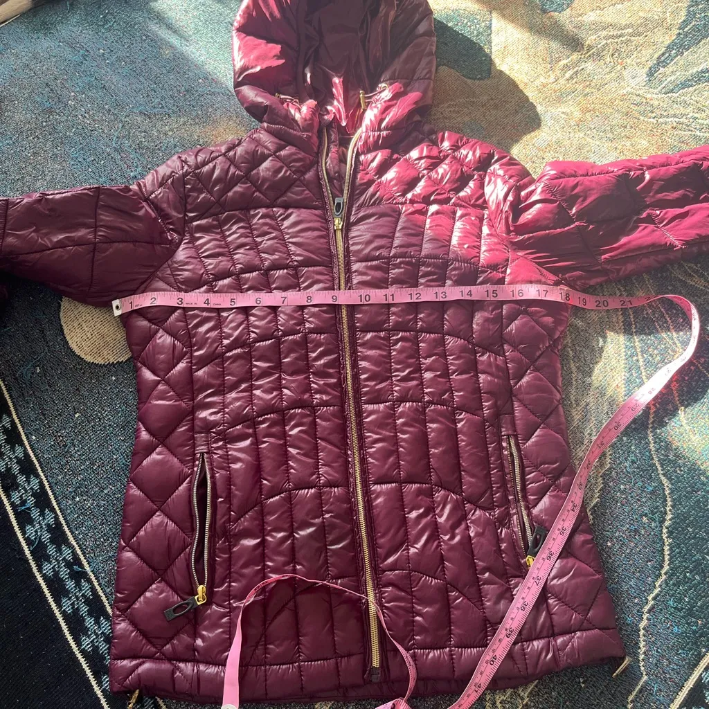 Steve Madden Quilted Puffer Jacket Women’s S Burgundy Hooded Zip Coat Gold Trim - Image 13
