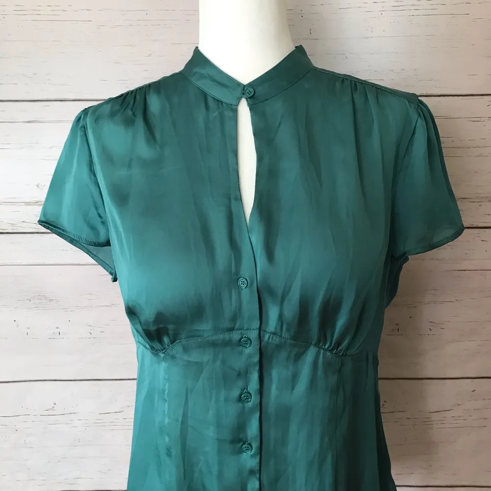 satin keyhole top 🎉HP!🎉 - Image 5