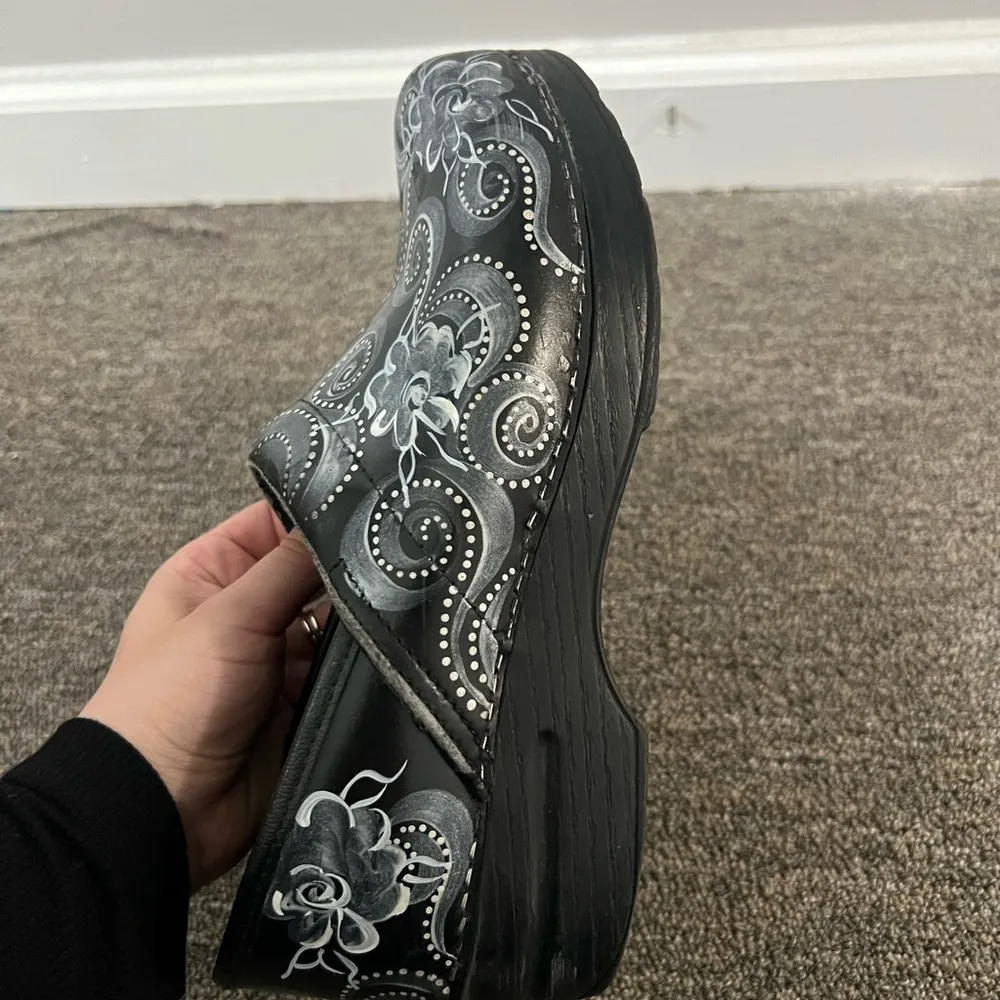 Dansko Black Hand Painted Floral Professional Clogs Size 39 EU - Image 7