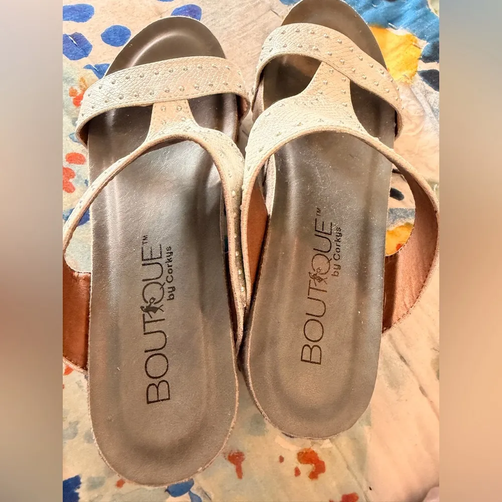 BOUTIQUE BY CORKY’S 7 Funkytime White Silver Slide Sandals EUC - Image 5