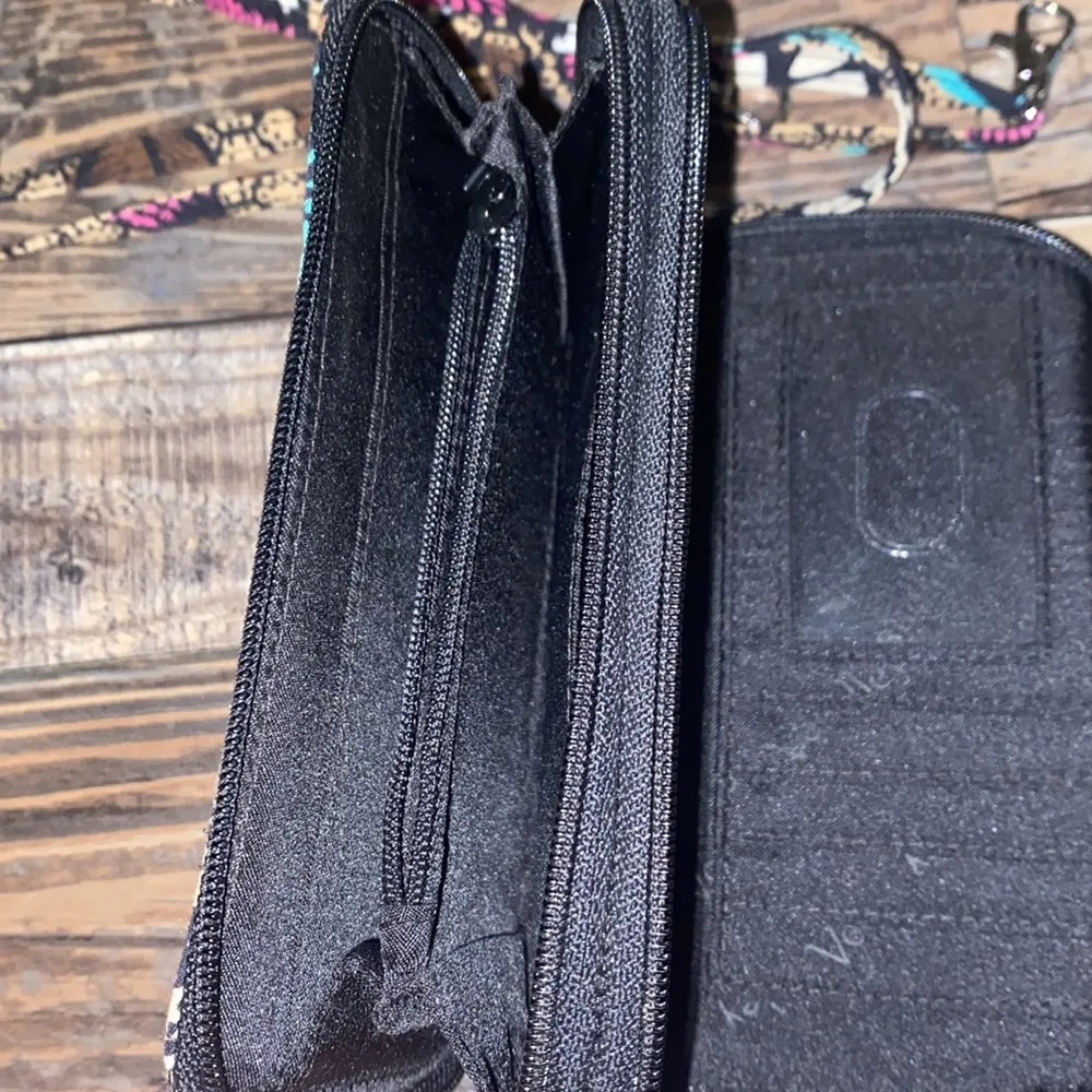 Vera Bradley crossbody wallet - Image 3