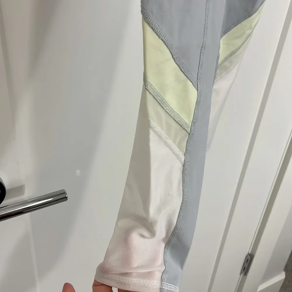 Alo Yoga Size XS Gray and Green Pastel Colorblock Athletic Mesh Panel Leggings - Image 4