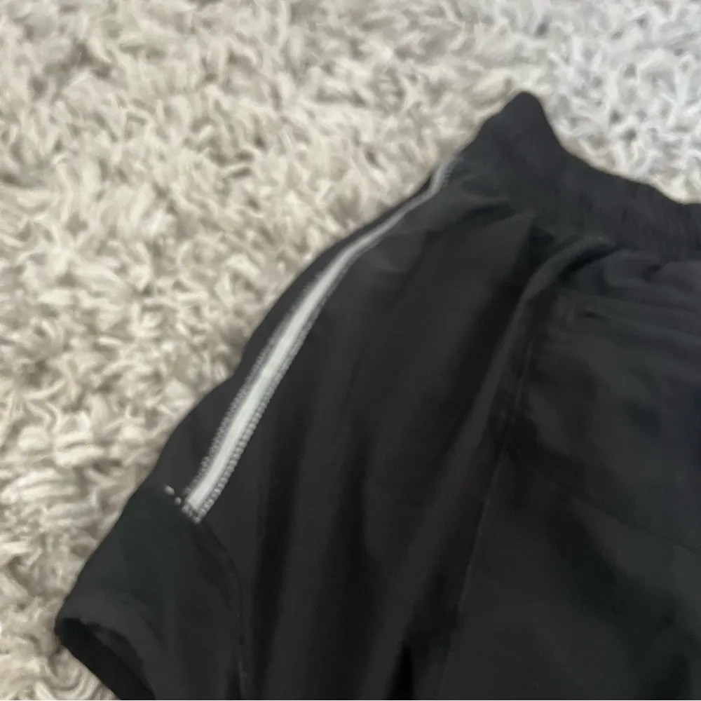 crz yoga hotty hot 4" shorts black size medium - Image 2